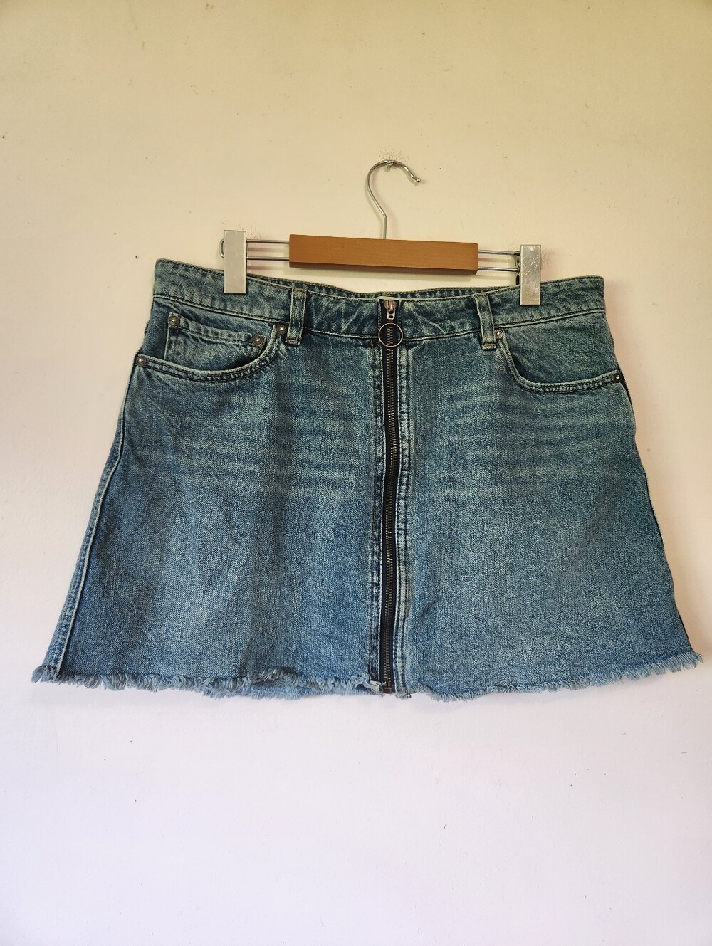 We The Free Zip It Up Frayed Denim Mini Skirt O-Ring Western Rodeo Grunge Sz 31